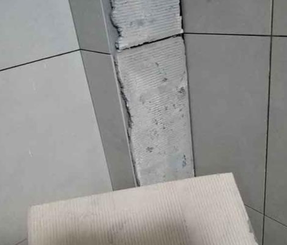 长宁瓷砖空鼓维修公司分享下厨房瓷砖脱落的补救措施。